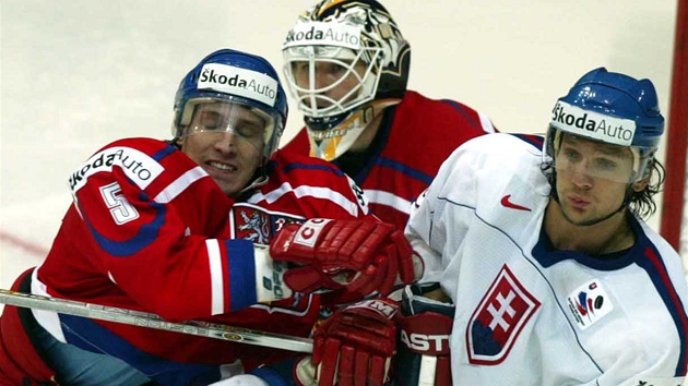 Hrá� slovenské reprezentace Richard Zedník a �eský obránce Martin Richter