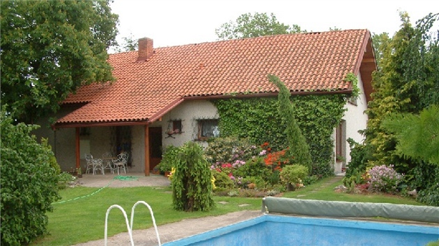 Betonový bazén, zaputný pod úrove terénu, si majitelé obhájili i pes námitky zahradního architekta Vlastimila Vaka.