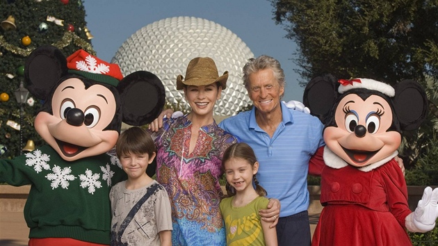 Michael Douglas s rodinou v Disney Worldu