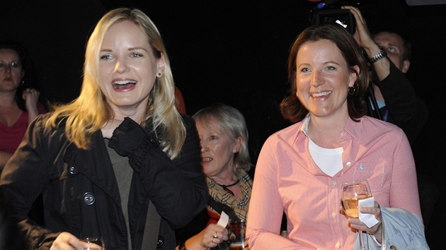 Pedsedkyn Poslaneckého klubu Vcí veejných Karolína Peake (vpravo) a místopedsedkyn strany Kateina Klasnová navtívily 17. dubna v A Studiu Rubín v Praze mimoádné scénické tení z audiozáznamu hovoru poslanc Vcí veejných