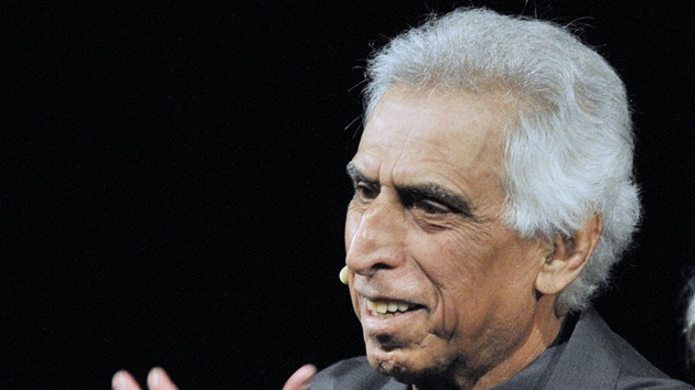 Irácký básník Júsuf Saadí p�evzal 17. dubna v Praze v rámci oficiálního zahájení Festivalu spisovatel� Praha 2011 Cenu Spirose Vargose Za svobodu projevu.