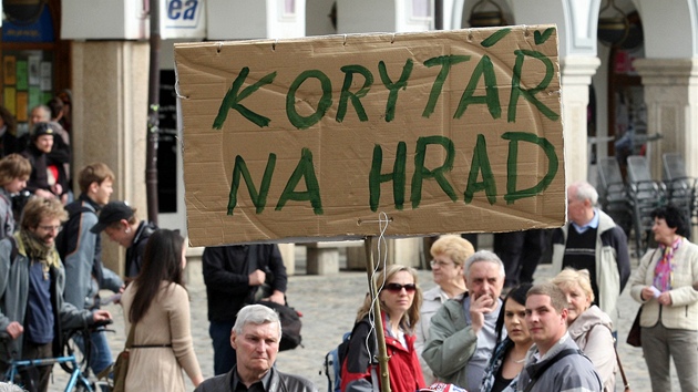 Druhá demonstrace na podporu libereckého primátora Jana Korytáe ped budovou radnice