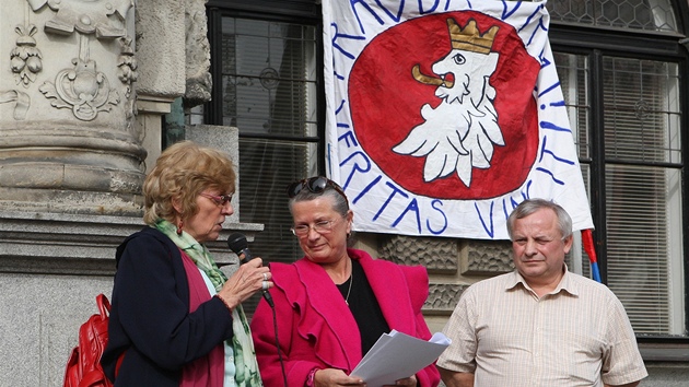 Druhá demonstrace na podporu libereckého primátora Jana Korytáe ped budovou radnice