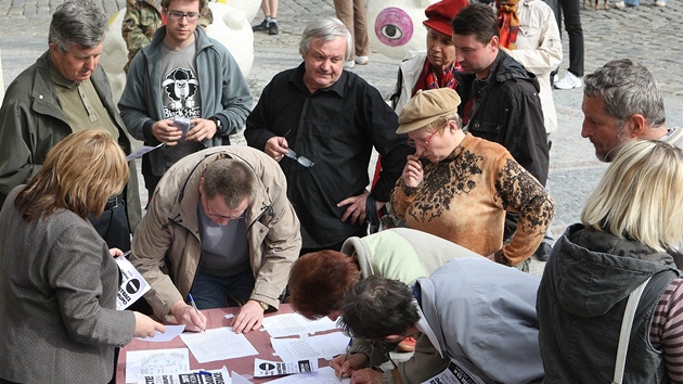 Druhá demonstrace na podporu libereckého primátora Jana Korytáe ped budovou radnice