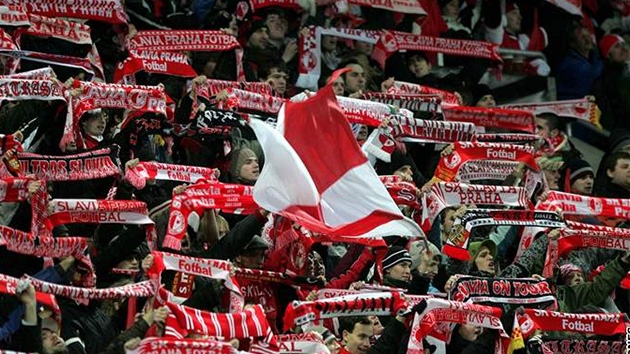 Slavia: fanou�ci - Fanou�ci fotbalové Slavie p�i utkání proti Plzni. Vid�li p�t