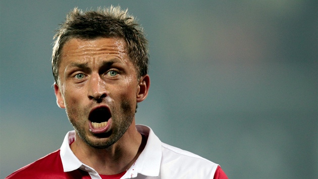 HODN� SE ZLOBIL. Obrana Slavie byla p�edev�ím na zá�átku zápasu hodn� zranitelná a David Hubá�ek musel hodn� k�i�et.