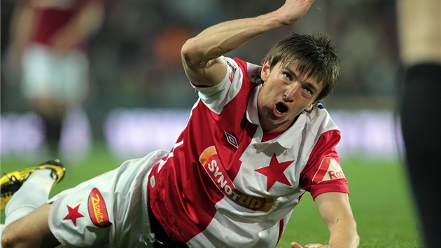 TO BYL FAUL, NE? k�i�í na rozhod�ího slávistický fotbalista Vitalij Trubila.