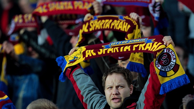 S ÁLOU NAD HLAVOU. Sparantí fanouci podporují svj tým v derby proti Slavii.