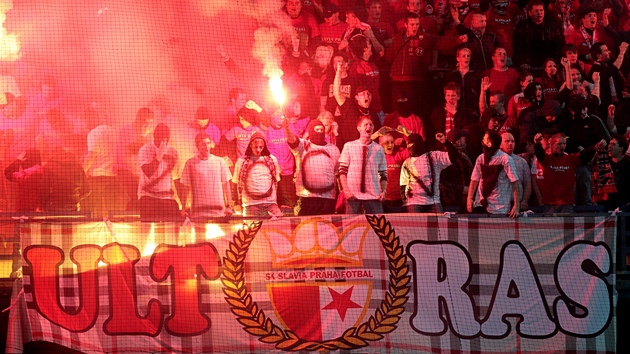 Slávistití fanouci pi derby proti Spart na letenském stadionu.