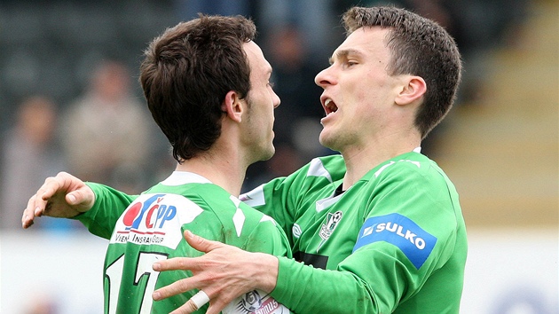 RADOST V ZELENÉM. Úsp�nému jabloneckému st�elci Davidu Lafatovi (vpravo) gratuluje ke gólu Jan Vo�ahlík.