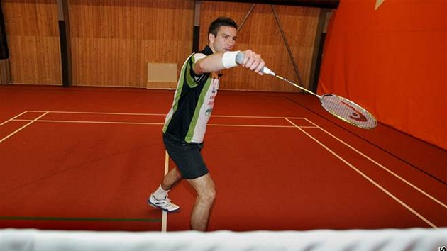 �kola badmintonu: bekhend u sít�