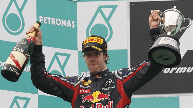 Sebastian Vettel slaví triumf ve Velké cen Malajsie. 
