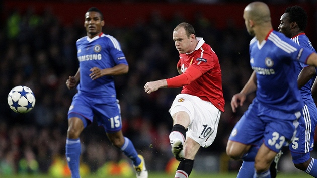 VELKÁ RADOST. Hrái Manchesteru United se mohou radovat. Na úkor Chelsea postoupili do semifinále Ligy mistr. Na zemi leí Rooney a na nm autor prvního gólu zápasu Javier Hernández.