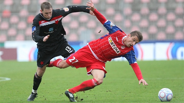 BRNNSKÝ PÁD. Filip Rýdel se porouí k zemi, v ostrém souboji ho atakuje Petr Jana z Kromíe. 