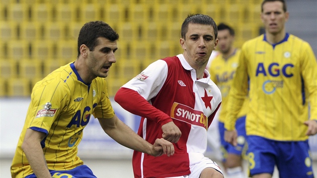 Zoran Milutinovi� ze Slavie (vpravo) p�ihrává p�ed teplickým Ljevakovi�em.