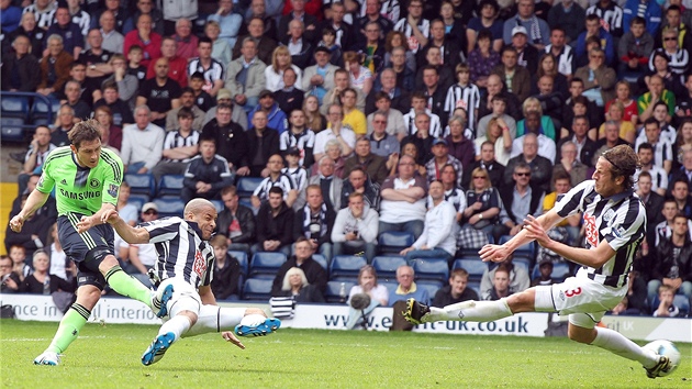 PUMELICE. Frank Lampard z Chelsea (v zeleném) pálí na bránu West Bromwiche Albion.