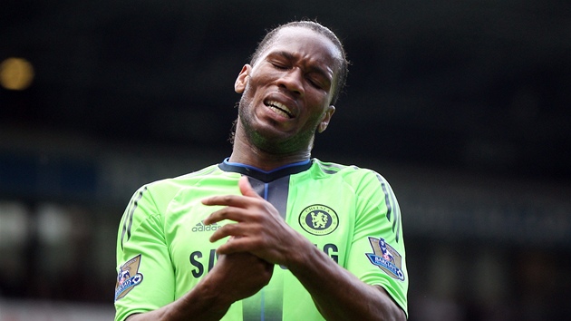 PRO JSEM HO NEDAL. Didier Drogba z Chelsea se na sebe zlobí po promarnné anci.