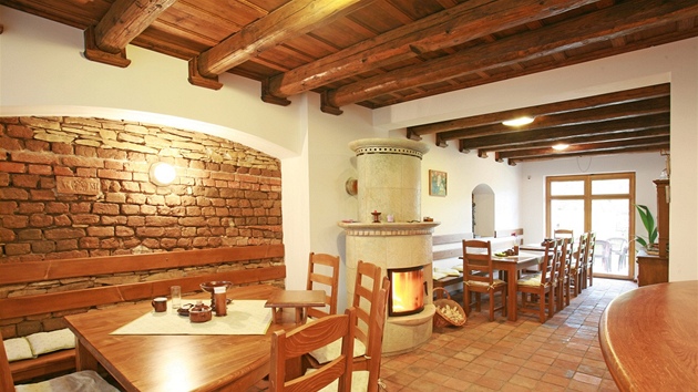 Jídelna s krbem a pvodními trámy