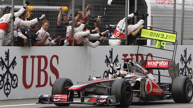 Lewis Hamilton  se raduje s mechaniky stáje McLaren z triumfu ve Velké cen íny F1.