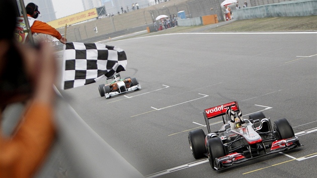 Lewis Hamilton (vpravo) projídí vítzn cílem Velké ceny íny F1.