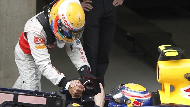 Vítz Velké ceny íny Lewis Hamilton (vlevo)  a tentokrát druhý lídr seriálu MS Sebastian Vettel,