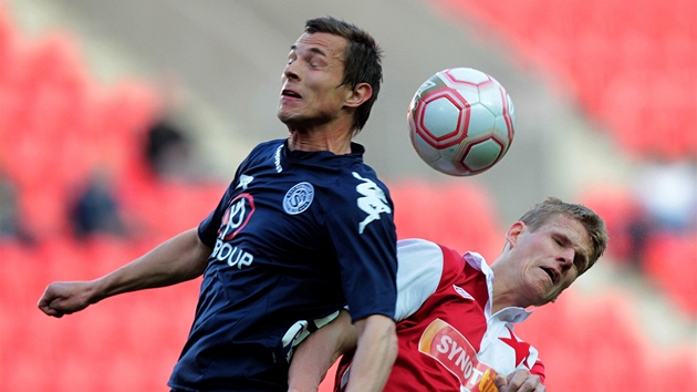 Slávista  Petr Janda (vpravo) v souboji s Luká�em Fujerikem ze Slovácka.