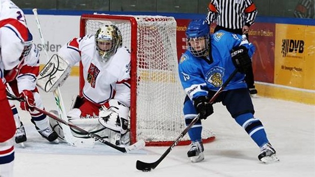 Fin Ville Järveläinen v �anci p�ed �eským gólmanem Mat�jem Machovským