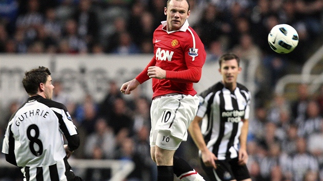 Wayne Rooney z Manchesteru United sleduje, kam doletí mí z jeho hlavy.