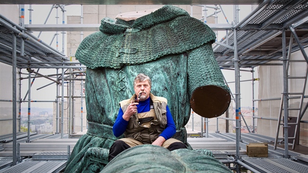 Restaurátor Ivan Houska opravuje jezdeckou sochu Jana iky na Vítkov.