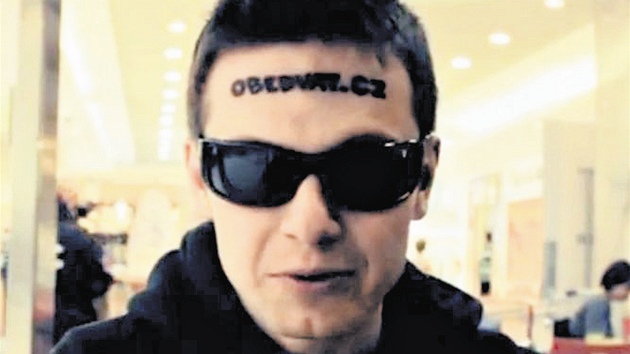 Mladý muž z Ostravy s reklamním tetováním na čele. 