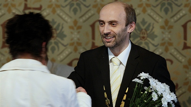 Jan Korytá� dostal p�ed svým posledním zastupitelstvem ve funkci primátora od p�íznivc� kv�tiny.