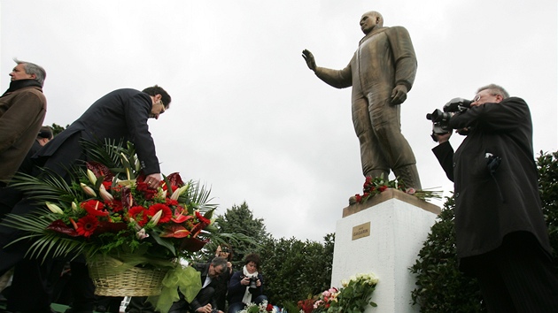 U sochy Jurije Gagarina na karlovarském letiti uctili 50. výroí letu prvního lovka do vesmíru.