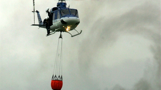 Ukázka haení vrtulníkem Bell 412 Boena pi loském leteckém dnu v Chebu.