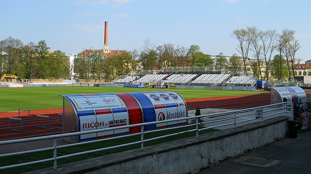 Na stadionu ve truncových sadech vyrstají ped zápasem se Slavií mobilní tribuny.