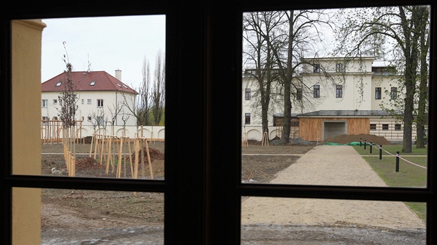 Bývalou konventní zahradu v areálu Vojenské nemocnice Olomouc v Kláterním Hradisku, která v klátee slouila ke shromaování eholník, prochází obnovou od poloviny roku 2009.
