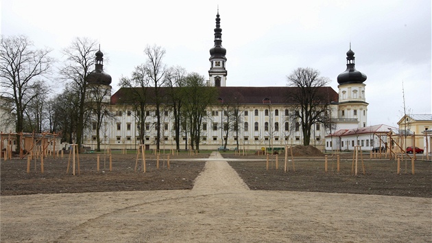 Bývalou konventní zahradu v areálu Vojenské nemocnice Olomouc v Kláterním Hradisku, která v klátee slouila ke shromáování eholník, prochází obnovou od poloviny roku 2009.