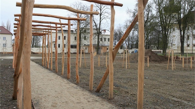 Bývalou konventní zahradu v areálu Vojenské nemocnice Olomouc v Klášterním Hradisku, která v klášteře sloužila ke shromažďování řeholníků, prochází obnovou od poloviny roku 2009.
