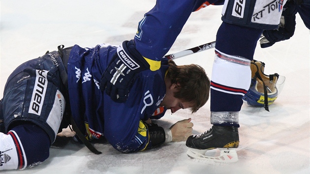 Jan Ká�a z Vítkovic se t�ce zvedá po ataku Ladislava Kohna z T�ince.