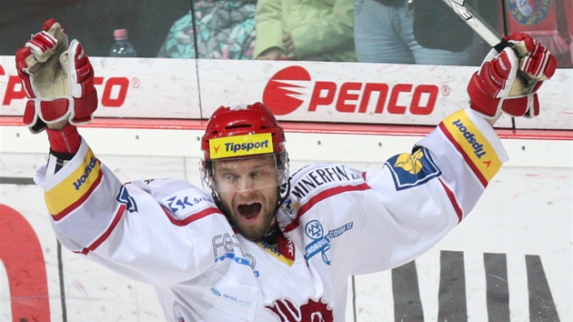 Martin Rika z Tince se raduje z gólu do sít Vítkovic.