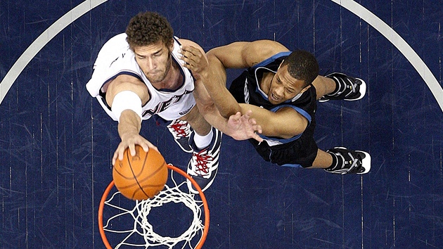 DVOJITÁ DÁVKA SV̎ÍHO VTRU. Basketbalová dvojata Robin (vlevo) a Brook Lopezové ped svým vstupem do NBA v roce 2008