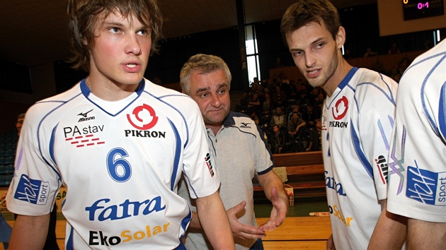 Zlínský kou Roman Macek pi time-outu.