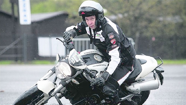 Mokrý asfalt, zatá�ka, brzdy � b�n� by si motorka lehla na bok. Miroslav Lisý p�edvádí rám, který pád zastaví. 