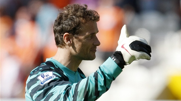 DÍKY! Jens Lehmann oceuje po svém 200. utkání v dresu Arsenalu píze fanouk.