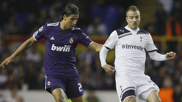 POZD�. Van der Vaart z Tottenhamu posílá mí� dál, zatímco ho napadá Khedira z Realu (vlevo).