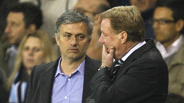 ASI KONÍME, CO? Tottenhamský kou Redknapp bhem rozpravy s kolegou José Mourinhem z Realu (vlevo).