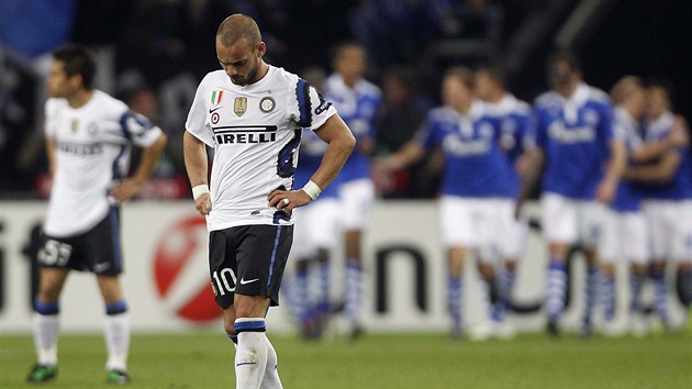 OBHAJOBA JE U KONCE. Wesley Sneijder smutní, s Interem Milán trofej Ligy mistr� po roce nezíská.