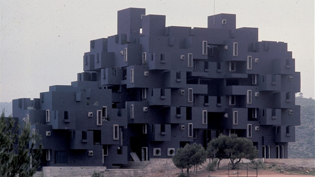 Architekt Ricardo Bofill navrhl stavbu na základ nkolika matematických rovnic, pomocí kterých na sebe poskládal vech 90 byt v podob pedvyrobených kostek.