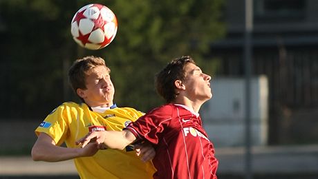 Hlavikový souboj v duelu Jihlava (lutá) - Sparta B.