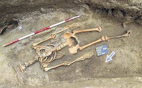 Pod poáteckým námstím objevili archeologové 38 kosterních pozstatk, zbytek pvodních hradeb i vodní píkop.