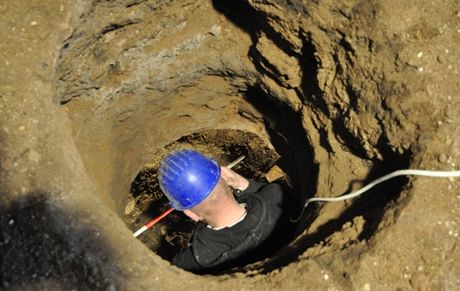 Pi przkumu stavení v Knínicích u Boskovic nali archeologové jámu, která mohla slouit jako vesnická chladnika